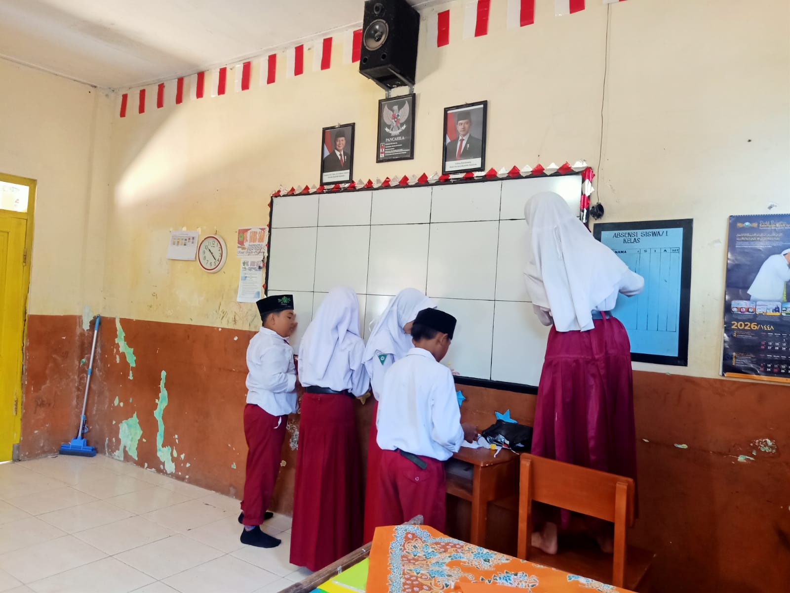Menghias kelas (6A)